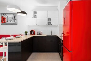 Fridge, oven, stovetop, dishwasher