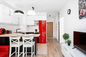 Fridge, oven, stovetop, dishwasher