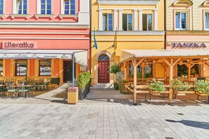 Outdoor dining - Market Square Apartment Old Town Wroclaw by Noclegi Renters (Wroclaw)