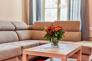 TV - Market Square Apartment Old Town Wroclaw by Noclegi Renters (Wroclaw)