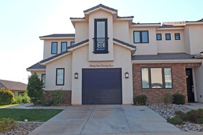 Exterior - Dog Friendly Vacation! Athlete's Retreat | Amazing amenities (Washington)