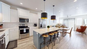 Fridge, microwave, oven, stovetop - Dog Friendly Vacation! Athlete's Retreat | Amazing amenities (Washington)