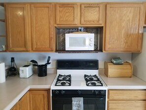 Fridge, microwave, oven, stovetop - Relaxing fishing and hunting getaway 1 bock from the water (Port Mansfield)