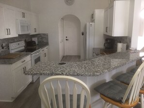 Fridge, microwave, oven, stovetop - A sunny Florida getaway (Port Charlotte)