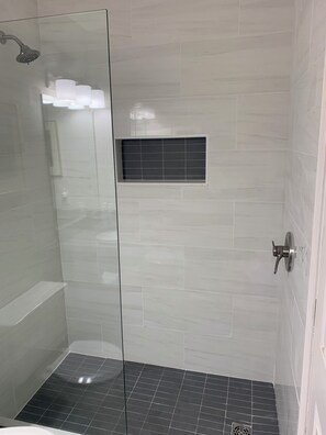 Bathtub, towels, toilet paper - 3BR Townhouse, Walk to downtown .3 miles (Lake Placid)