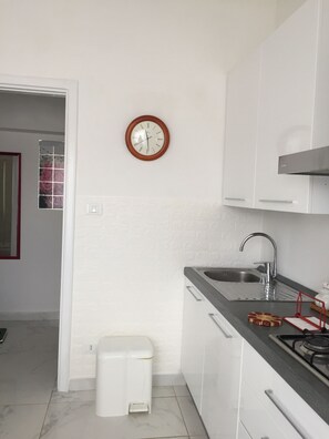 Fridge, oven, stovetop, coffee/tea maker
