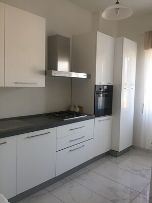 Fridge, oven, stovetop, coffee/tea maker - Atmosphere (in the city center) (Cosenza)