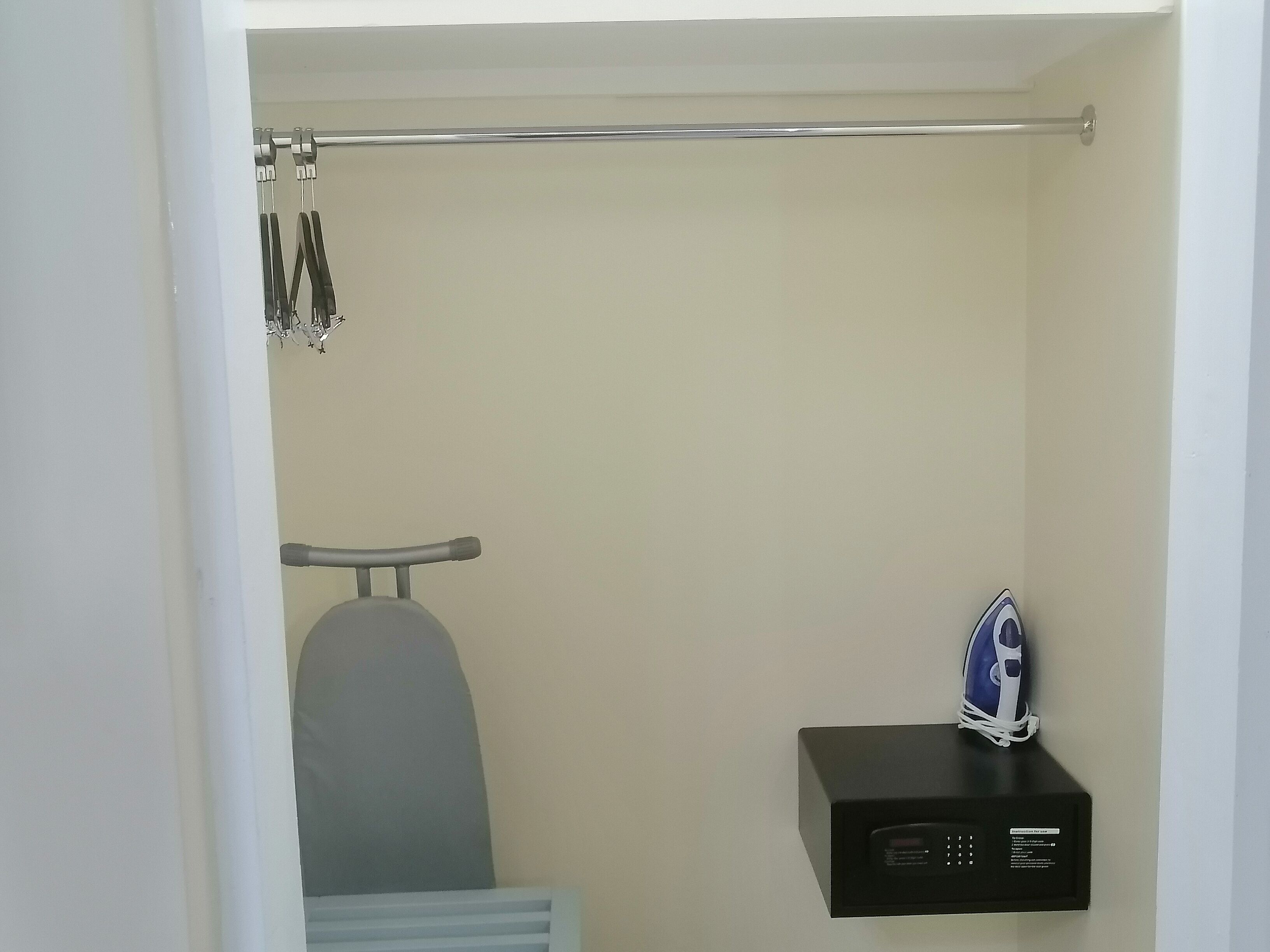 deluxe room, 1 king bed | 1 bedroom, in-room safe, laptop workspace, blackout curtains