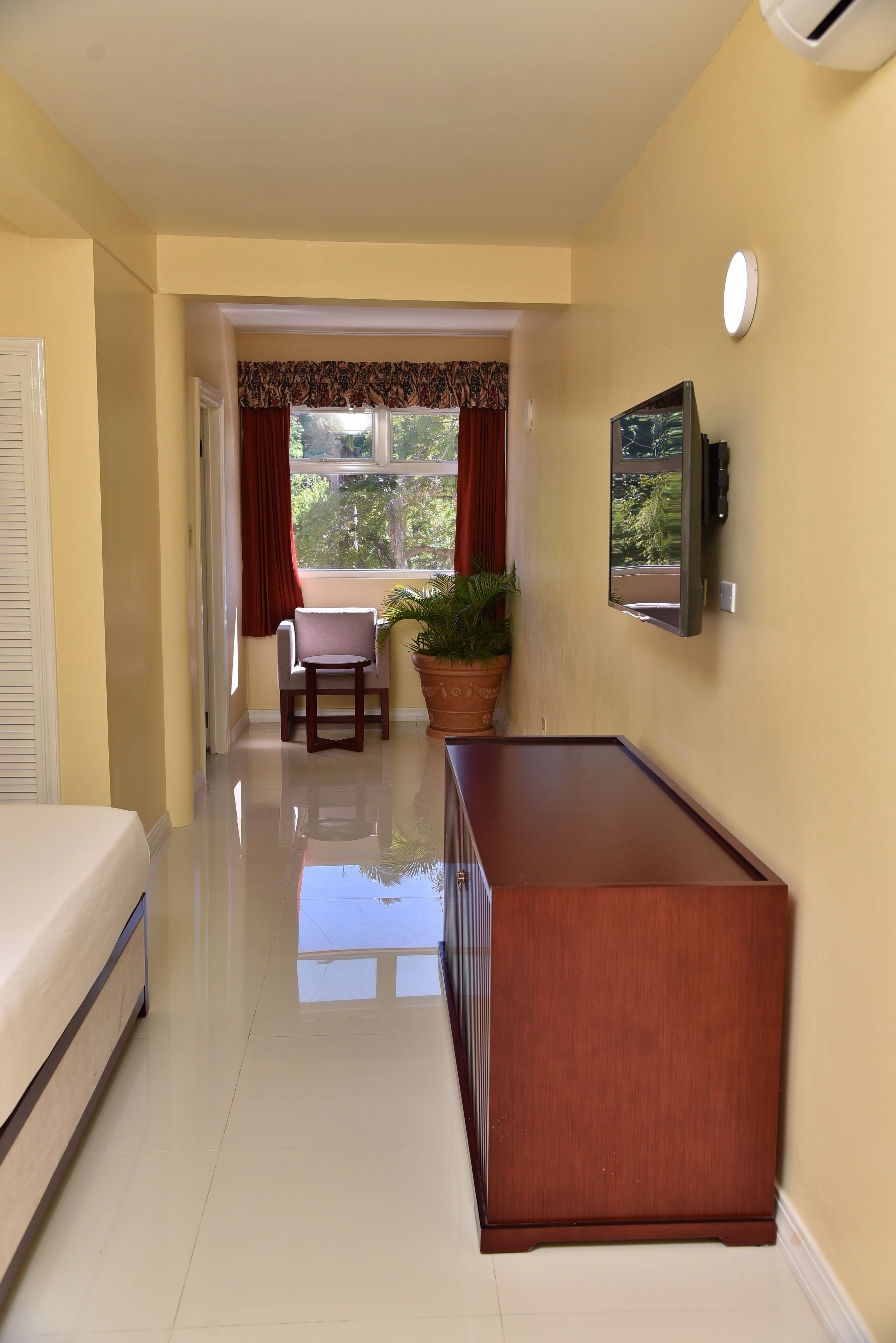 standard room, 1 queen bed, non smoking | 1 bedroom, in-room safe, laptop workspace, blackout curtains