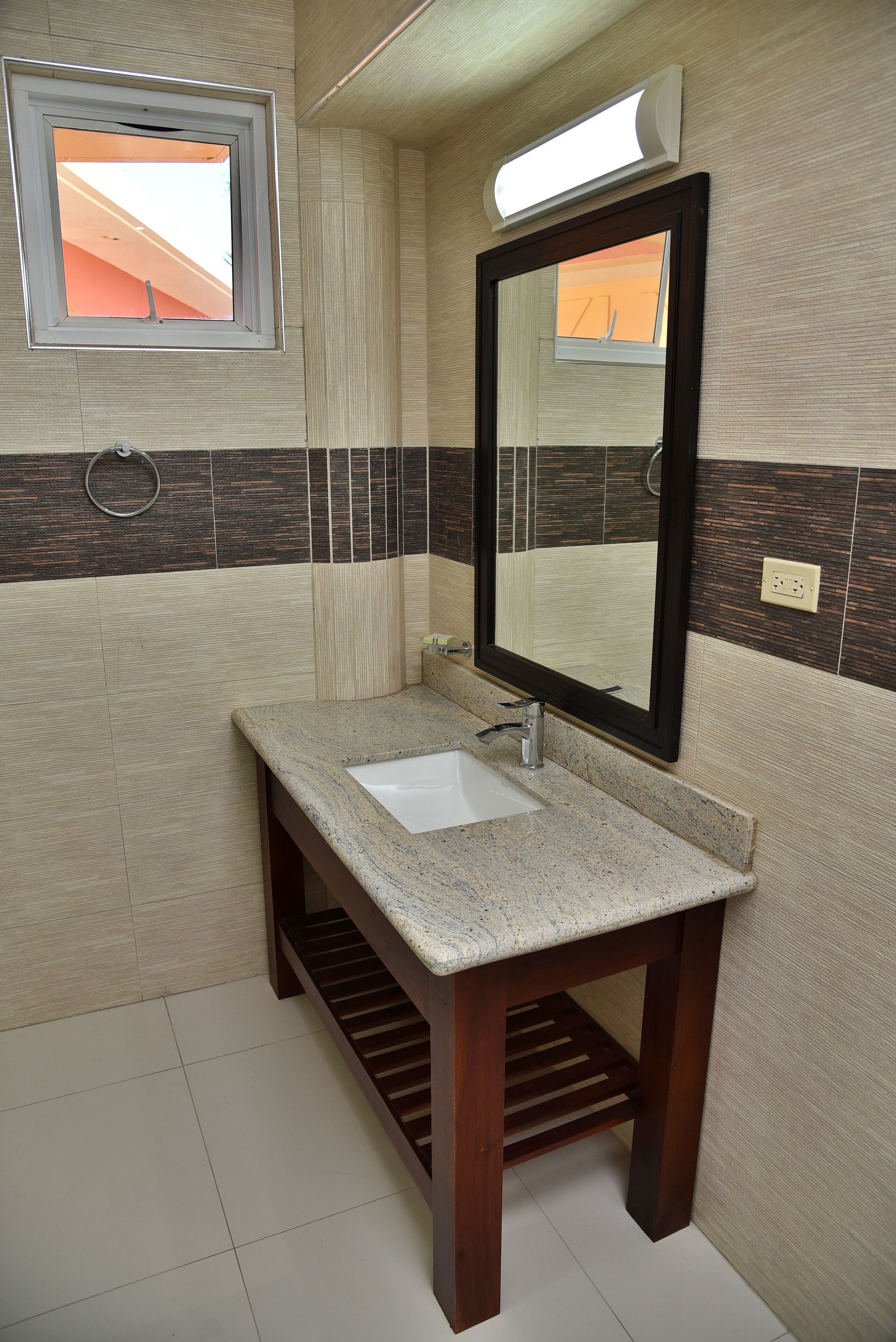 standard room, 1 queen bed, non smoking | 1 bedroom, in-room safe, laptop workspace, blackout curtains