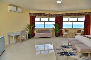 客房内保险箱、笔记本电脑工作区、遮光窗帘、熨斗/熨衣板