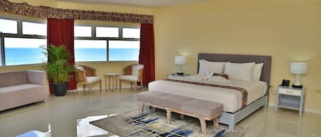 Suite estudio Signature, 1 cama de matrimonio grande | Caja fuerte, espacio para trabajar con un portátil, cortinas opacas