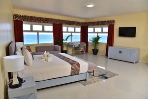 In-room safe, laptop workspace, blackout drapes, iron/ironing board