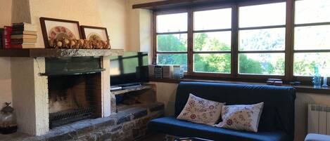 Televisie en een open haard