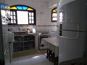 Geladeira, micro-ondas, cooktop, máquina de café expresso