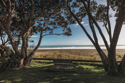 Charming Kiwi Bach Near Oakura Beach