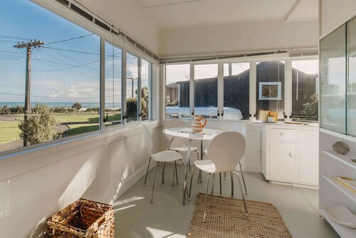 Charming Kiwi Bach Near Oakura Beach