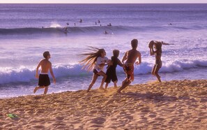 Una spiaggia nelle vicinanze, lettini da mare, teli da spiaggia