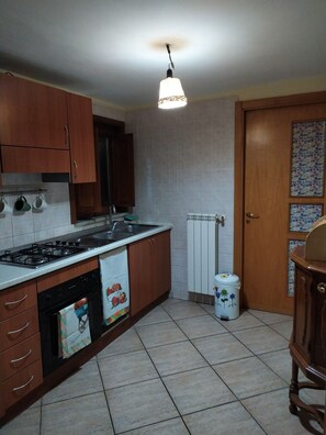 Fridge, oven, stovetop, coffee/tea maker - Casa 900, the heart of Pompeii (Pompei)