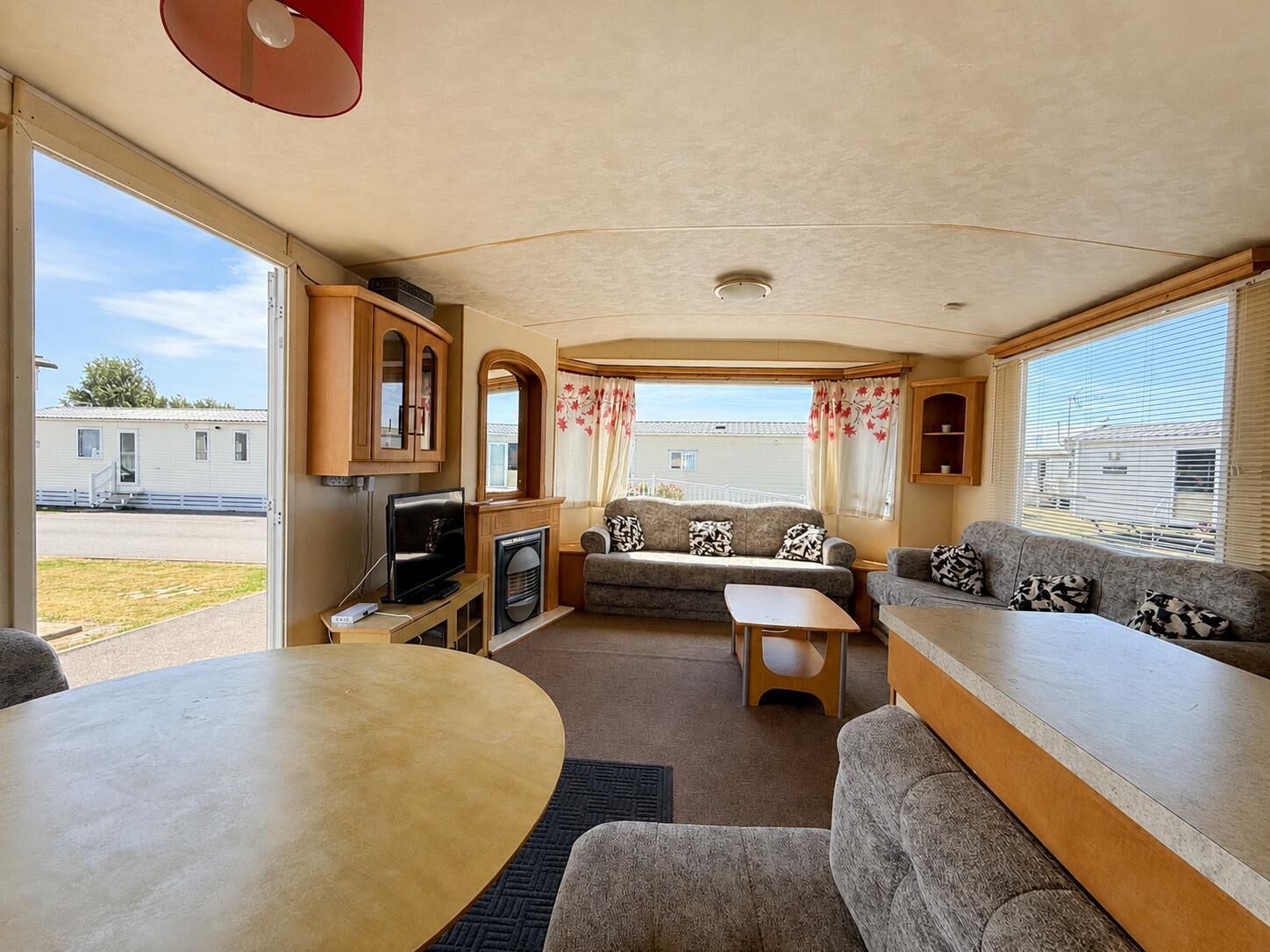 8 Berth Caravan For Hire At St Osyth Beach Holiday Park Ref 28012hv - Clacton-on-Sea