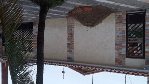 Yksikerroksinen talo kahden korttelin päässä rannasta.