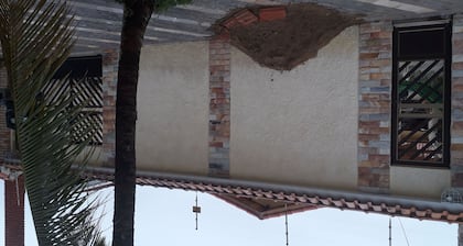 Yksikerroksinen talo kahden korttelin päässä rannasta.