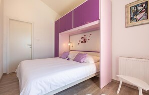 4 bedrooms, travel crib, free WiFi, bed sheets - Pet friendly home in Studenci (Studenci)