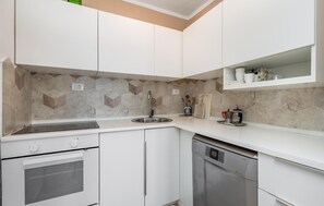 Kühlschrank, Mikrowelle, Herdplatte, Geschirrspüler
