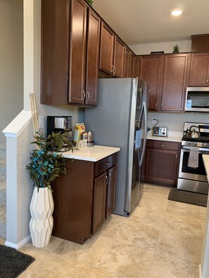 Refrigerador, microondas, horno y parrilla de estufa 