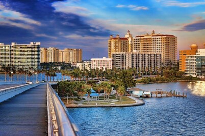 Lavish Waterfront Condo! Two Pools~Lanai~WiFi. Near IMG~Beaches~AMI~Restaurants.