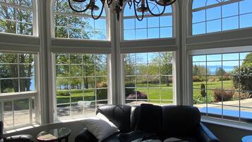 Smart TV, fireplace, DVD player, heated floors