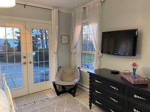 Smart TV, fireplace, DVD player, heated floors