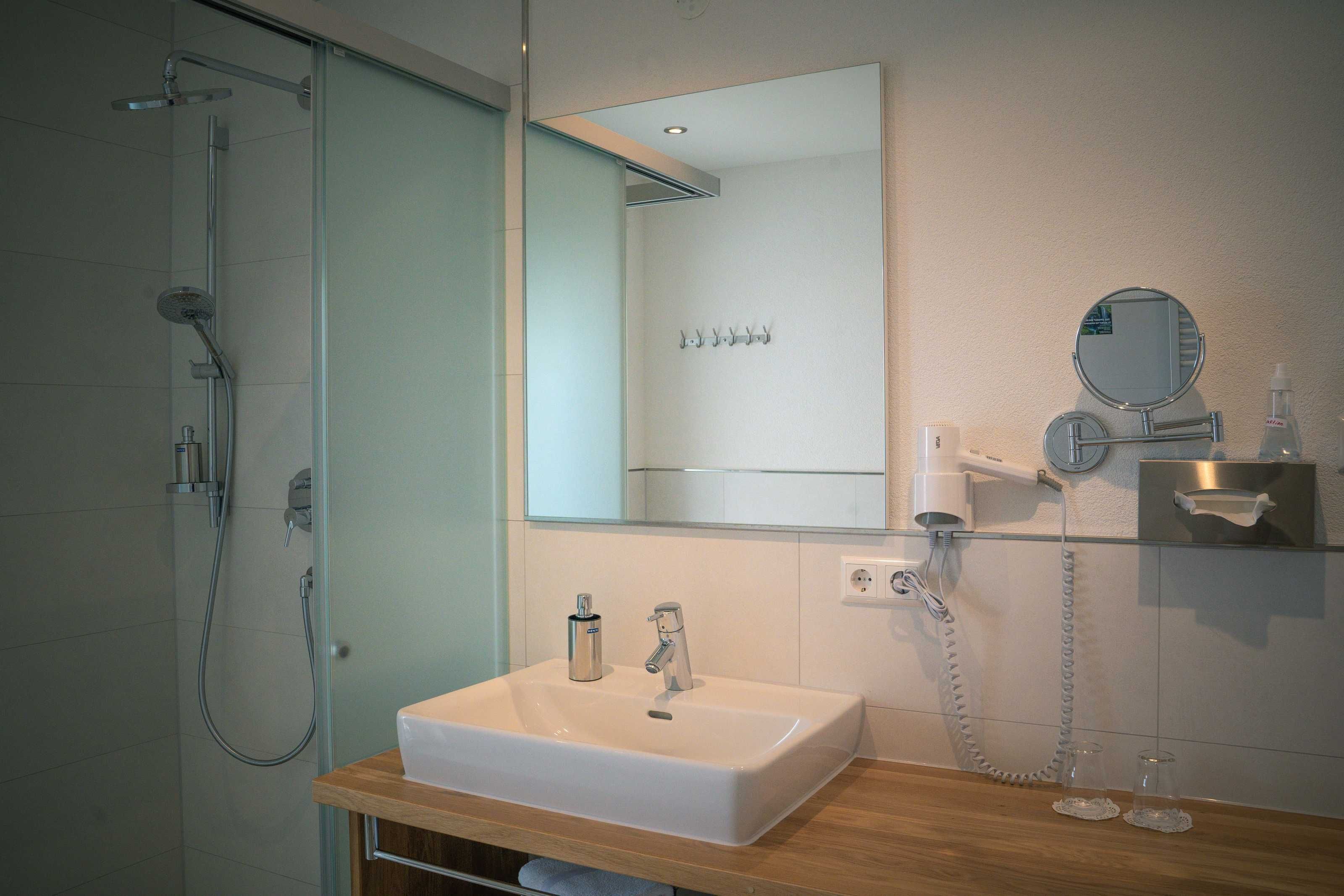 Douche, séchoir à cheveux, serviettes fournies, savon