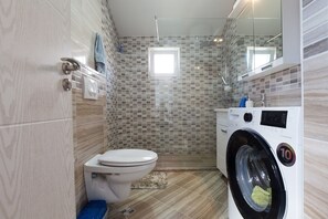 Dusche, Haartrockner, Handtücher, Seife