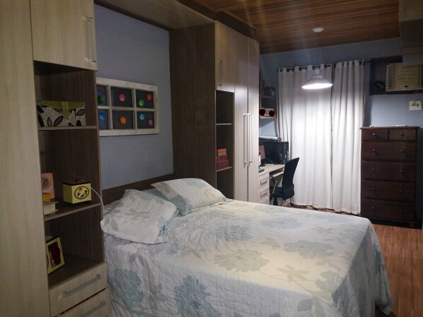 4 bedrooms, desk, WiFi