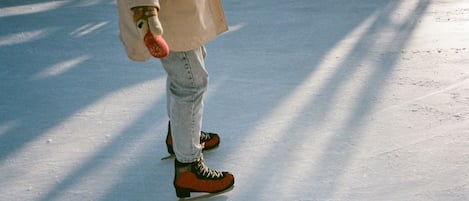 Una persona patinando sobre hielo en una superficie lisa y plana.