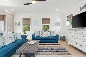TV, table tennis - "Sandy Bottoms" 4 BR/3.5 Bath Luxury Home.  Golf Cart Included (Santa Rosa Beach)