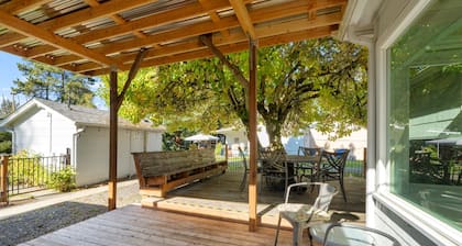 Cottage near Vancouver Lake! Cozy, Clean, & Comfortable w/ new Pickleball Court!