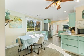 Dining - Cottage near Vancouver Lake! Cozy, Clean, & Comfortable w/ new Pickleball Court! (Vancouver)