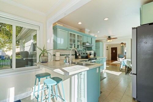 Cottage near Vancouver Lake! Cozy, Clean, & Comfortable w/ new Pickleball Court!