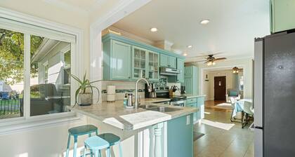 Cottage near Vancouver Lake! Cozy, Clean, & Comfortable w/ new Pickleball Court!