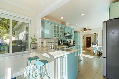 Cottage near Vancouver Lake! Cozy, Clean, & Comfortable w/ new Pickleball Court!