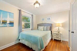 3 bedrooms, iron/ironing board, travel cot, free WiFi - Cottage near Vancouver Lake! Cozy, Clean, & Comfortable w/ new Pickleball Court! (Vancouver)