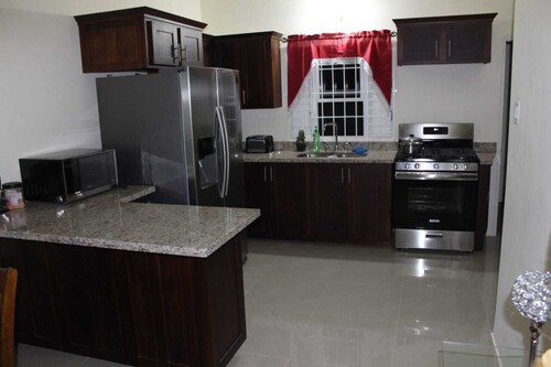 Ein Einfamilienhaus in einer sicheren Wohnanlage, in der Sie sich wie zu Hause fühlen können