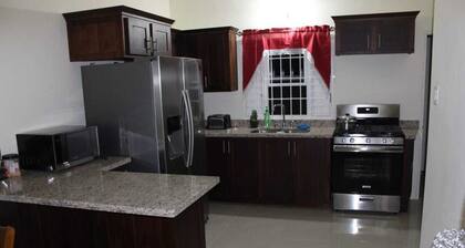 Ein Einfamilienhaus in einer sicheren Wohnanlage, in der Sie sich wie zu Hause fühlen können