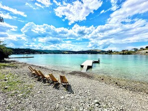 Chaises longues, serviettes de plage