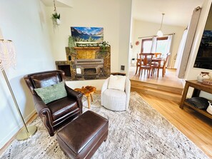 Smart TV, books - Peaceful Family Retreat on Foys Lake – Hot Tub, Private Dock, Beach & Kayaks! (Kalispell)