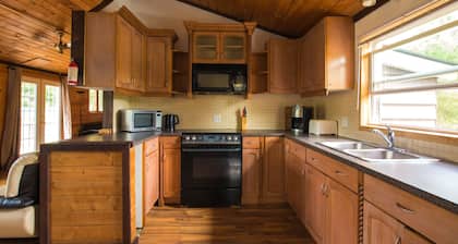 Schönes 3 Bdrm + Bunkie Waterfront Cottage in der Nähe von Gull Lake