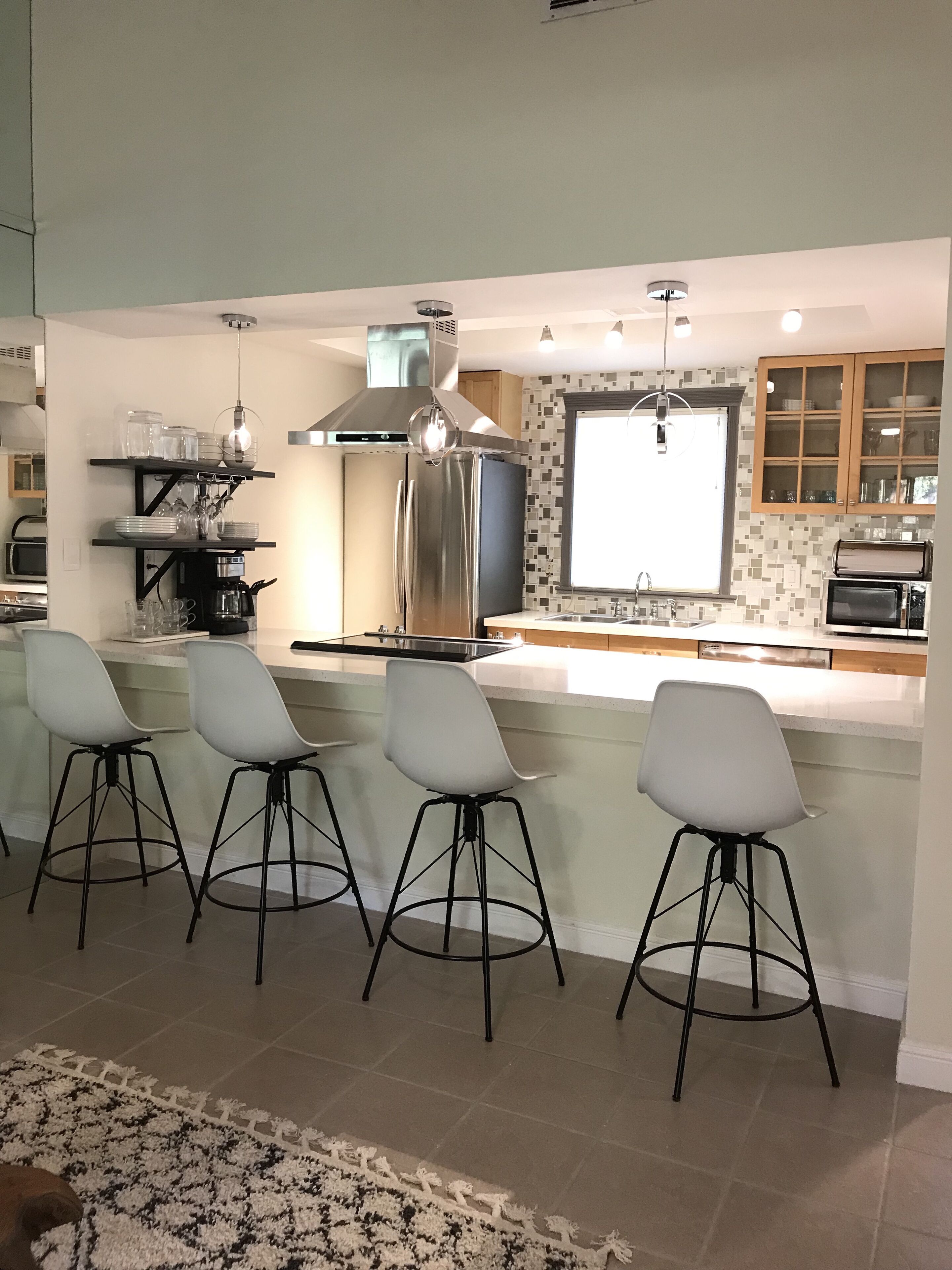 Réfrigérateur, four à micro-ondes, un four, surface de cuisson