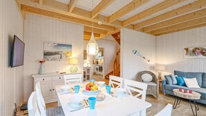 Ein modernes, helles Zimmer mit Essbereich, Küche und Sitzgelegenheit.